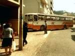 NAZARÉ (Distrito de Leiria), 31.08.1985, ein Bus der damals staatlichen Busgesellschaft RN (Rodoviária Nacional) fährt in den Busbahnhof ein; die RN wurde in den 1990er Jahren privatisiert -- Foto eingescannt
