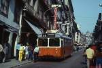 Im April 1984 warten der Fahrer und Wagen 48 des Obusbetriebes in Porto auf ihren nächsten Einsatz.