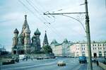 Moskau_10-1977_O-Bus-Mast vor Basiliuskathedrale und GUM