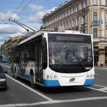 Ein Oberleitungsbus auf dem Newski-Prospekt (Невский проспект) in St. Petersburg, 16.7.17