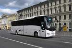 KingLong Reisebus auf dem Newski-Prospekt (Невский проспект) in St. Petersburg, 16.7.17