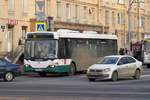 Sehr selten sind in St. Petersburg Stadtbusse von Scania, hier Bus Nr. 7125 der Linie 31, hinter dem Haus der Sowjets (Дом Советов), am 05.11.2017