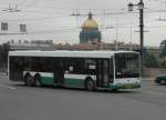 Ein Dreiachser Linienbus im Centrum von St. Petersburg. Aufgenommen am 18.09.2010