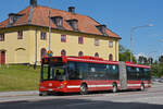 SCANIA Bus 8416, auf der Linie 305, fährt zur Haltestelle beim Schloss Drottingholm.