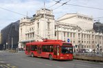 Serbien / Stadtbus Belgrad / City Bus Beograd: Oberleitungsbus BKM (Belkommunmash) AKSM-321 - Wagen 2002 der GSP Belgrad, aufgenommen im Januar 2016 am Platz der Republik (Trg Republike) in Belgrad.