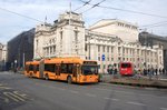 Serbien / Stadtbus Belgrad / City Bus Beograd: Oberleitungsbus BKM (Belkommunmash) AKSM-333 - Wagen 2166 der GSP Belgrad, aufgenommen im Januar 2016 am Platz der Republik (Trg Republike) in Belgrad.