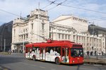 Serbien / Stadtbus Belgrad / City Bus Beograd: Oberleitungsbus BKM (Belkommunmash) AKSM-321 - Wagen 2042 der GSP Belgrad, aufgenommen im Januar 2016 am Platz der Republik (Trg Republike) in Belgrad.