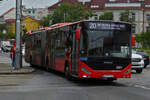 Gelenkbus OTOKAR Kent C, in den Straßen nahe dem Bahnhof von Bratislava unterwegs.