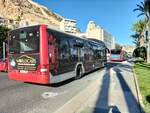 MAN Lion's City A37 Hybrid, Wagen 991, Baujahr 2019, verlässt die Haltestelle Puerta del Mar in Alicante am 13.11.2023.