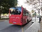 Mercedes-Benz Intouro III als Busverbindung zwischen Alicante und Elche. In den kommenden Jahren soll die Tramlinie diese Strecke übernehmen. Das Neufahrzeug verlässt die Haltestelle in der Avenida Oscar Esplá in Alicante am 12.12.2023.