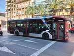 MAN Lion's City 12 E, Wagen 1054, Vectalia Mia, verlässt die Haltestelle Mercado - El Sabio als Linie 6 in Alicante am 10.04.2024.