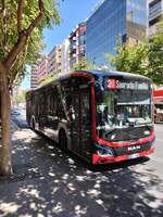 MAN Lion's City 12 E, Wagen 1052, Vectalia Mia, erreicht die Haltestelle Rambla - Portal de Elche als Linie 2 in Alicante am 10.04.2024.