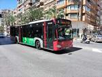 Mercedes-Benz Citaro O 530 C2, Wagen 731, Vectalia Mia, Baujahr 2016, fährt durch die Avenida Alfonso El Sabio als Linie 6 in Alicante am 10.04.2024.