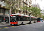 Bus 6068 der TMB, ein MAN Castrosua Gelenksbus (4786-KRF), hält auf der Fahrt nach Placa de Sants (Linie H 10) an der Station  Mallorca. 367  im Carrer de Mallorca. Im Hintergrund ist die Sagrada Familia inklusive Baukräne erkennbar, 18.04.2019.
