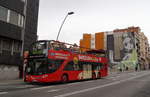Bus 2548 der Barcelona City Tour (5856-HKX) nimmt in der Nähe des Parks Güell Reisende auf und verkehrt dann weiter auf der grünen Linie, 18.04.2019.