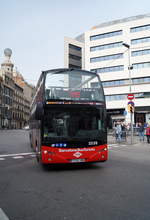 Sightseeing-Bus 2339 der TMB (1758-JWM) ist auf der Plaça de Catalunya im Zentrum Barcelonas unterwegs, 19.04.2019.