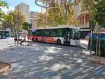 Castrosua Magnus H LE 15 Hybrid (Scania K360H B4x2*4LI), Avanza Benidorm 9006, T�ranordnung 2-2-0, unterwegs in der Avenida del Mediterraneo als Linie 10 in Benidorm am 29.09.2026.