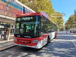 Castrosua Magnus H LE 13 Hybrid (Scania K360H B4x2LI), Avanza Benidorm 9166, EZ 08.2026, wartet an der Haltestelle Benidorm Centro am 29.09.2026.