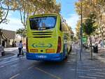 Heckansicht des Irizar i6 (Volvo B13R), Wagen 407 der Firma Autocares Grupo Benidorm, EZ 06.2026, in der Avenida del Mediterraneo in Benidorm am 29.09.2026.