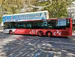 Seitenansicht des Castrosua Magnus H LE 15 Hybrid, Avanza Benidorm 9006, wartet als Linie 10 an der Haltestelle Benidorm Centro am 29.09.2026.
