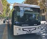 Frontansicht des Castrosua Magnus H LE 15 Hybrid, Wagen 9006 der Firma Avanza, auf der Linie 10, an der Haltestelle Benidorm Centro am 29.09.2026.