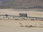 01.07.09,Reisebus von Las Palmas Bus fhrt durch den Parque Natural de las Dunas de Corralejo auf Fuerteventura.