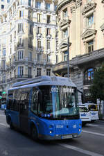 Der Wolta Q des spanischen Unternehmens Car-Bus ist auf der Linie 002 unterwegs. (Madrid, November 2022)