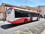 Avanza Torrevieja 9153, Irizar i3 LE (Volvo B8RLE), Baujahr 2014, frisch umlackiert (ex Avanza Durangaldea 3263 Bizkaibus), unterwegs beim Busbahnhof in der Antonio Machado Strasse in Torrevieja am 11.06.2026.