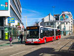 Wien. Wagen 8004 der Wiener Linien, steht hier am 16.02.2024 als Linie 62A in der Haltestelle Meidling Bahnhof.