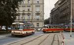 Skoda 14 Tr-Trolleybus 318 im Sommer 1989 in Brno/Brünn (CSSR), dahinter eine Tatra-T2-Doppeltraktion der Straßenbahn
