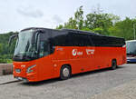 Dieser VDL Futura Reisebus steht hier am 3.6.2026 an der Bushaltestelle unterhalb der Burg in Loket in Tschechien.