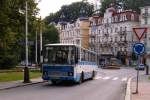 Ein tschechoslowakische Klassiker in Überlandverkehr - Karosa C734 in blau-weiss - einen kleinen Privatunternehmer aus Tepla (Tepl) in Marienbad, 20. 8. 2005. Dieser Bus ist aus der ältesten Bauserie seiner Typs (Baujar 1984), noch mit der lärmigen Raba-Hinterachse.
