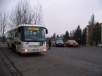 SOR C10.5 1K7 1446 von Autobusy Karlovy Vary wartet auf seine Fahrgäste - die kleinen Eishockeyspieler (7 - 8 Jähre) - bei Marienbader Eishockeystadion. 8. 3. 2008