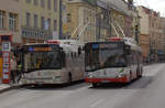 2 Skoda Solaris in Usti nad Labem, Haltestelle Mirove Namesti , die Fahrleitungen sind so verlegt, dass sich die Busse überholen können.