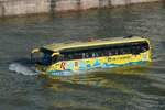 Ein Riverride-Sightseeing-Bus schwimmt in der Donau in Budapest, 18.6.16