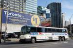 Bus der Gesellschaft Greyhound QuickLink Commuter Service (gehörend zu Greyhound Transportation Canada Inc.) in der Innenstadt von Toronto, August 2012.