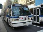 Ein GMC-RTS (Rapid Transit Series) auf der Linie M3, hier auf der Fifth Avenue an der New York Public Library. Aufgenommen am 08.04.08