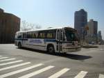 Ein GMC-RTS (Rapid Transit Series) auf der Kreuzung (Rechts) 42 Street/United Nations Plaza. Aufgenommen am 10.04.08