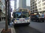 Ein New Flyer Industries D60HF der MTA in New York City, 3 Blocks vom Chrysler Building entfernt. Aufgenommen am 10.04.08