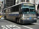 Typisch für Manhattan das auf den X Bussen, hier X17 ein Motor Coach Industries (MCI) D 4500 drauf ist.