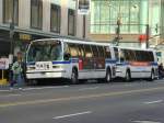 Zwei GMC-RTS (Rapid Transit Series) an der New York Public Library/Ecke Fifth Avenue.