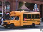 Blue Bird Bus, aufgebaut auf einen Ford Chassis, aufgenommen am 19. September 2008 in Philadelphia, Pennsylvania.