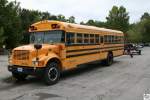 Blue Bird School Bus auf International 3800 Fahrgestell in Diensten der Firma  Cavern Canoe and Raft  aus Stanton / Missouri.
