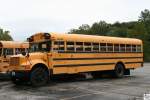 Dieser alte Ward School Bus auf International Fahrgestell ist für  Cavern Canoe and Raft  aus Stanton / Missouri unterwegs.