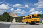 AmTran International als Shuttle zum Crazy Horse Memorial (im Hintergrund sichtbar).