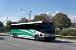 Reisebus von  GO Transit  des Herstellers Motor Coach Industries (MCI), aufgenommen im September 2012 in Toronto (Lake Shore Boulevard West).