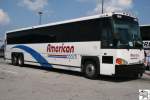 MCI D 4500 Series des amerikanischen Busunternehmens  American Coach  am 2. Oktober 2008 auf einen Rastplatz in Florida.