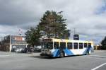 Halifax Transit (Stadtbus): Ein Bus des Herstellers New Flyer Industries, Wagennummer 1029, in der seit 2014 neu eingeführten Lackierung, aufgenommen im September 2014 am Hafen (Lower Water Street) von Halifax (Nova Scotia, Kanada).