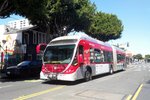 Bus United States of America (USA): Bus Santa Monica / Bus Los Angeles (Kalifornien): North American Bus Industries (NABI) 60-BRT als Metro Rapid Bus der Los Angeles County Metropolitan Transportation Authority (LACMTA), aufgenommen im April 2016 im Stadtgebiet von Santa Monica (Kalifornien).