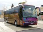 asm - MAN Reisebus Nr. 3  BE 574530 vor dem Musikautomaten Museum in Seewen mit einer Spezielen Lakierung je nach Sonneneinstralung wechselt die Aussenfarbe von Rot ins Grüne .. Foto vom 19.10.2007